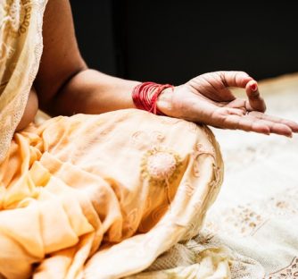 Quando iniciarem a prática de pranayama em casa façam-no deitados em savasana com a coluna vertebral suportada por um cobertor (na vertical) e outro a suportar a cabeça. As técnicas […]