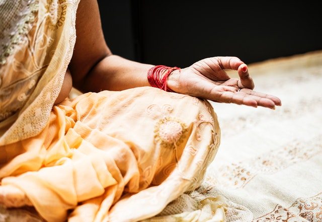 Quando iniciarem a prática de pranayama em casa façam-no deitados em savasana com a coluna vertebral suportada por um cobertor (na vertical) e outro a suportar a cabeça. As técnicas […]