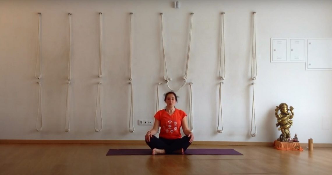 Esta aula de Yoga é dinâmica e traz muita energia e boa disposição! No fim terão um momento de meditação com o tema: Sentimentos
