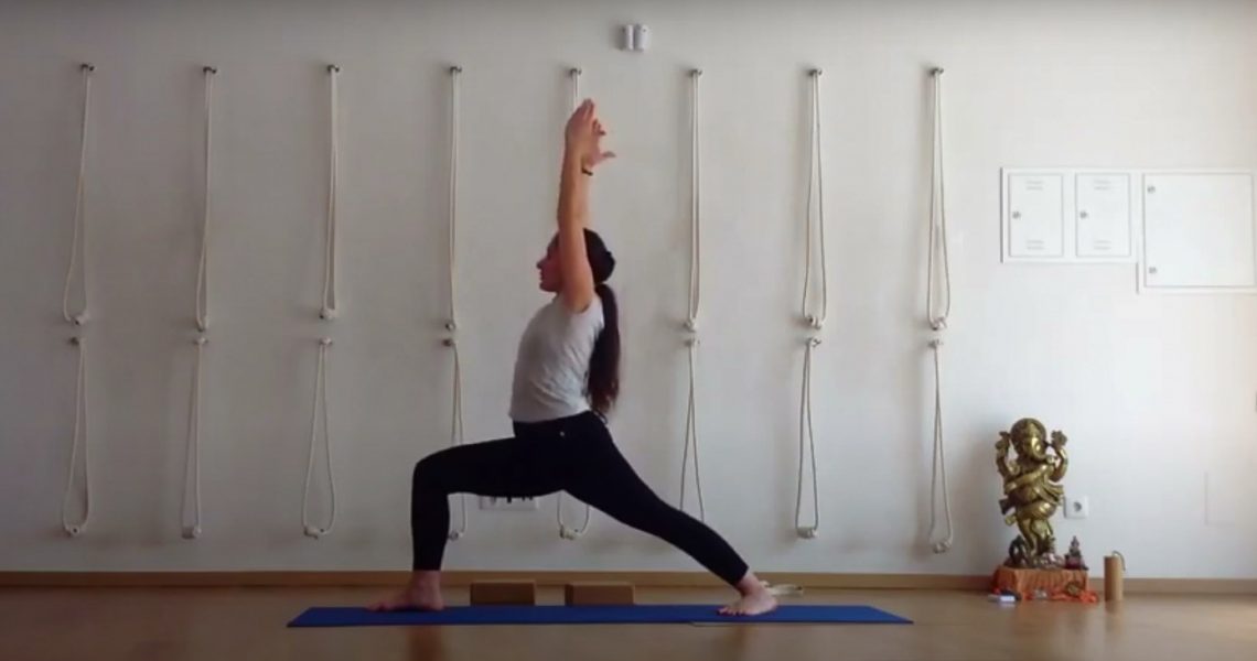 Breve vídeo de Iyengar Yoga com foco nas posturas de pé.