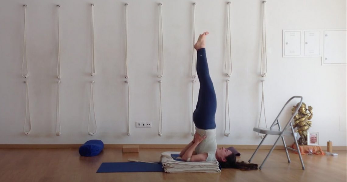 Breve vídeo de Iyengar Yoga com foco nas posturas de pé.