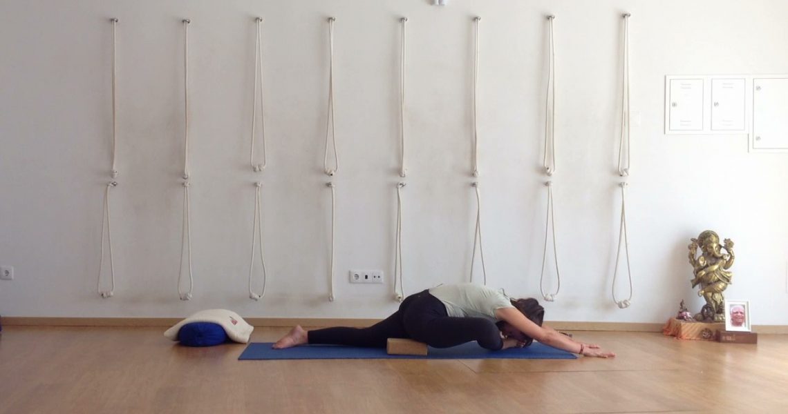 Aula de Iyengar Yoga dirigida para a abertura das ancas e da zona pélvica.