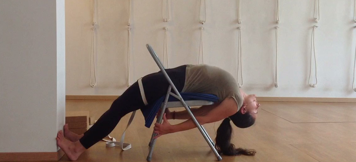 Nesta aula de Iyengar Yoga iremos ensinar-vos a efectuar viparita dandasana na cadeira.